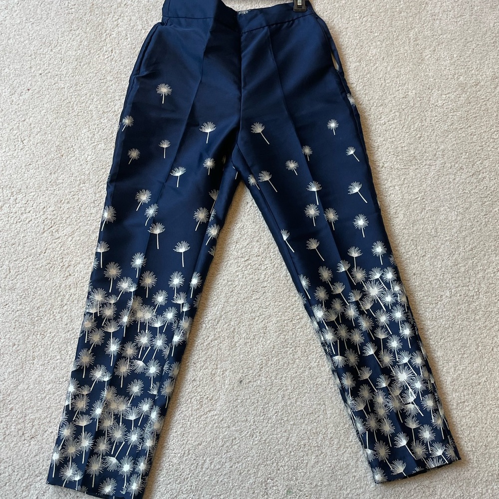 ZARA Navy and Ivory Cropped Pants with dandelion pattern great condition